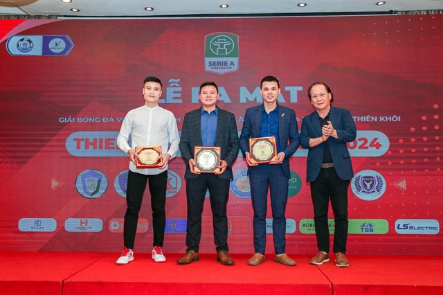 Tham dự Lễ ra mắt giải b&oacute;ng đ&aacute; v&ocirc; địch th&agrave;nh phố H&agrave; Nội 2024 tranh cup Thi&ecirc;n Kh&ocirc;i.