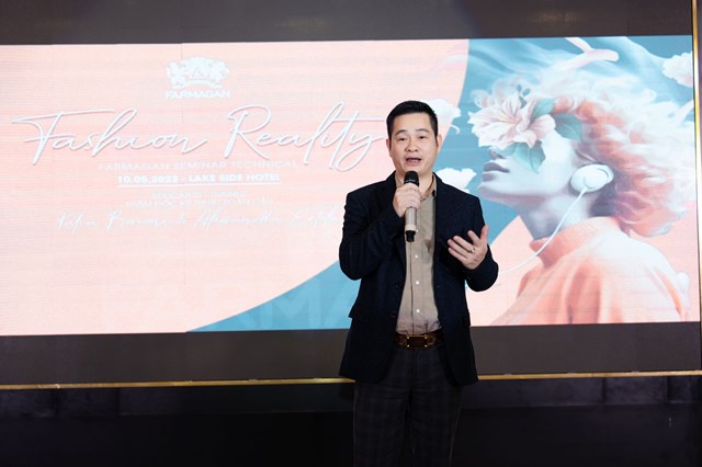 &Ocirc;ng Trần Ho&agrave;n Sinh - TGĐ c&ocirc;ng ty cổ phần Salonzo ph&aacute;t biểu khai mạc

Gi&aacute;m đốc kỹ thuật Farmagan - B&agrave; Katia Simona Borroni tr&igrave;nh diễn tr&ecirc;n s&acirc;n khấu