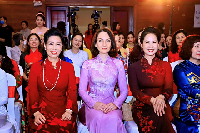B&agrave; Elena Bezdetko &ndash; Phu nh&acirc;n đại sứ qu&aacute;n Nga tại Việt Nam, B&agrave; Đặng Thị B&iacute;ch Li&ecirc;n - Nguy&ecirc;n Thứ trưởng Bộ Văn h&oacute;a, Thể thao v&agrave; Du lịch c&ugrave;ng&nbsp; NSND Lan Hương




NSND Lan Hương c&ugrave;ng vợ chồng Doanh Nh&acirc;n Ng&ocirc; Phương Qu&ecirc;, &Ocirc;ng Arora Aman

NTK Thi&ecirc;n L&yacute; với BST di sản Hải Ph&ograve;ng


NTK Hồng Gấm với Th&aacute;p r&ugrave;a Hồ Gươm

&ldquo;Trong c&aacute;c sự kiện lớn, Lan Hương đặc biệt y&ecirc;u th&iacute;ch &aacute;o d&agrave;i v&agrave; lựa chọn &aacute;o d&agrave;i l&agrave; trang phục c&ugrave;ng m&igrave;nh xuất hiện trước c&ocirc;ng ch&uacute;ng.&nbsp;