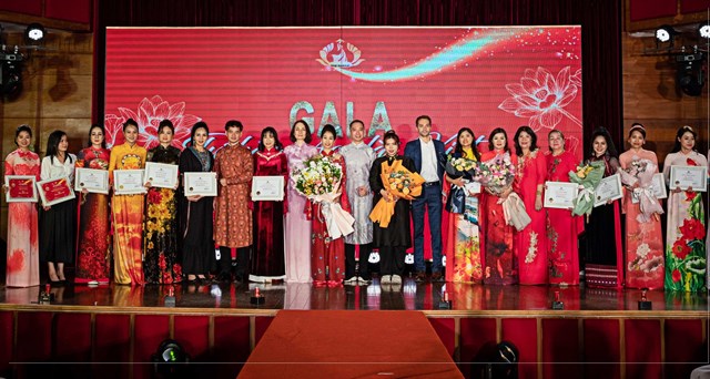 Sự kiện Gala Tự h&agrave;o &Aacute;o d&agrave;i Việt thu h&uacute;t sự quan t&acirc;m của c&aacute;c nh&agrave; ch&iacute;nh kh&aacute;ch, người nổi tiếng, những người y&ecirc;u &aacute;o d&agrave;i v&agrave; y&ecirc;u gi&aacute; trị văn ho&aacute; truyền thống Việt Nam trong v&agrave; ngo&agrave;i nước