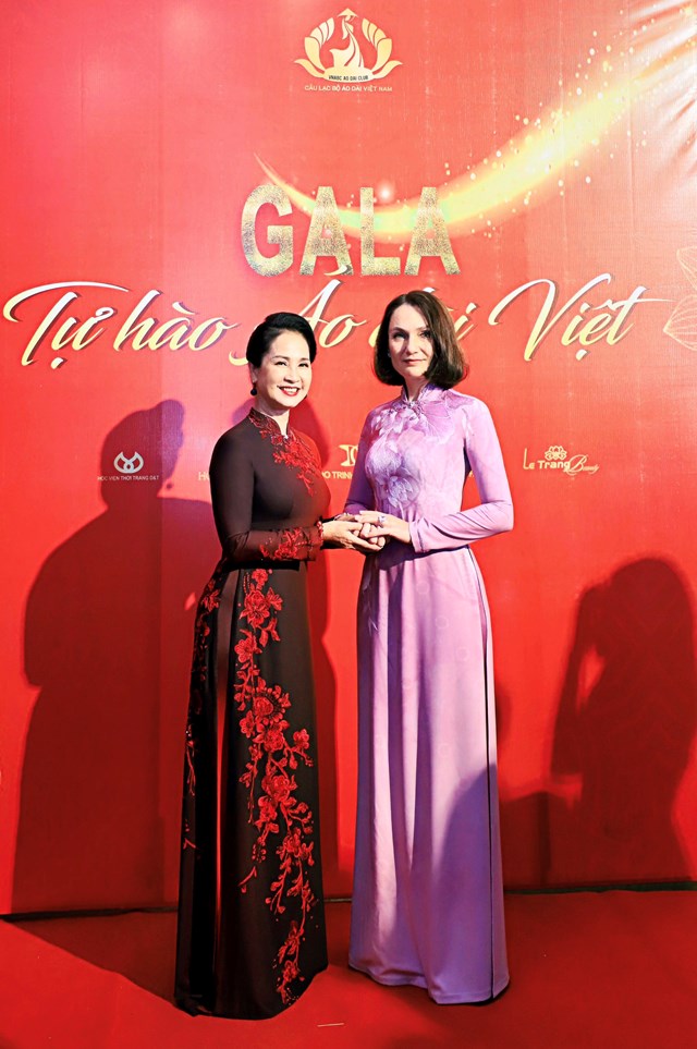 NSND Lan Hương dịu d&#224;ng trong t&#224; &#225;o d&#224;i Việt - Ảnh 1