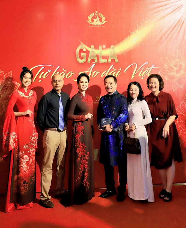 NSND Lan Hương c&ugrave;ng vợ chồng Doanh Nh&acirc;n Ng&ocirc; Phương Qu&ecirc;, &Ocirc;ng Arora Aman

NTK Thi&ecirc;n L&yacute; với BST di sản Hải Ph&ograve;ng


NTK Hồng Gấm với Th&aacute;p r&ugrave;a Hồ Gươm

&ldquo;Trong c&aacute;c sự kiện lớn, Lan Hương đặc biệt y&ecirc;u th&iacute;ch &aacute;o d&agrave;i v&agrave; lựa chọn &aacute;o d&agrave;i l&agrave; trang phục c&ugrave;ng m&igrave;nh xuất hiện trước c&ocirc;ng ch&uacute;ng.&nbsp;