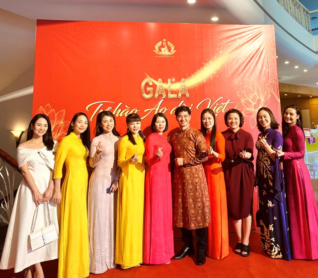 Nghệ sĩ Xu&acirc;n Bắc v&agrave; c&aacute;c nghệ sĩ nh&agrave; h&aacute;t kịch Việt Nam rạng rỡ xuất hiện tại sự kiện