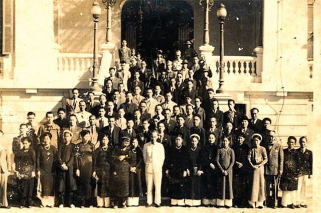 B&aacute;c Hồ với c&ocirc;ng thương năm 1946
