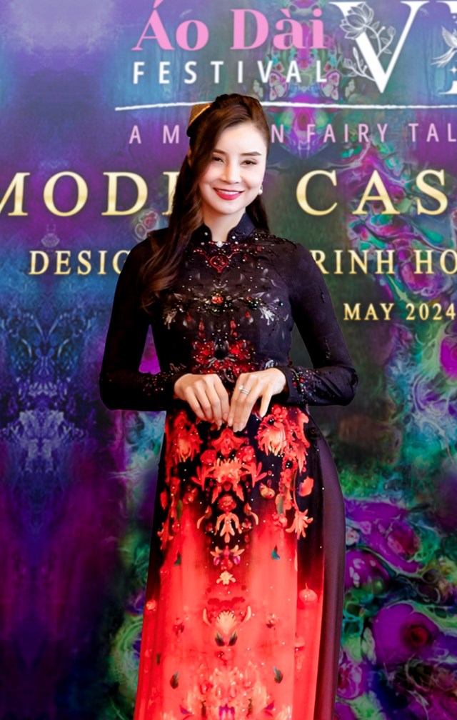 Người đẹp Mai Thu Trang đại diện văn ph&ograve;ng &Aacute;o D&agrave;i Đỗ Trịnh Ho&agrave;i Nam tại Mỹ cũng c&oacute; mặt tại sự kiện v&agrave; l&agrave;m ban gi&aacute;m khảo trực tiếp thị phạm hướng dẫn c&aacute;c bạn mẫu tạo d&aacute;ng c&ugrave;ng &Aacute;o D&agrave;i.