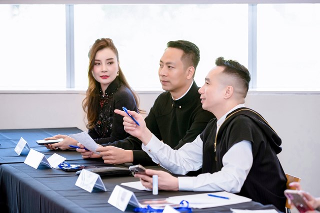 NTK Đỗ Trịnh Ho&agrave;i Nam trao đổi với BGK về &yacute; nghĩa của BST, lấy cảm hứng từ vẻ đẹp vĩnh cửu trường tồn nhưng vẫn nhẹ nh&agrave;ng, dịu d&agrave;ng thanh tho&aacute;t của lo&agrave;i chim Phượng Ho&agrave;ng. NTK đ&atilde; sử dụng kỹ thuật d&aacute;t kim cương độc quyền, l&agrave;m nổi bật l&ecirc;n những chi tiết, họa tiết, hoa văn th&ecirc;u đ&iacute;nh thủ c&ocirc;ng sang trọng, qu&yacute; ph&aacute;i, lộng lẫy như c&aacute;nh của những c&ocirc; ti&ecirc;n trong c&aacute;c c&acirc;u truyện truyền thuyết.