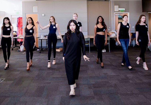 Với vai tr&ograve; l&agrave; gi&aacute;m khảo trong buổi lễ casting model lần n&agrave;y, NTK Đỗ Trịnh Ho&agrave;i Nam c&ugrave;ng ekip đạo diễn Quang T&uacute; - Bảo Ngọc cũng c&oacute; những m&agrave;n thị phạm gi&uacute;p c&aacute;c si&ecirc;u mẫu quốc tế hiểu hơn về &aacute;o d&agrave;i Việt Nam.