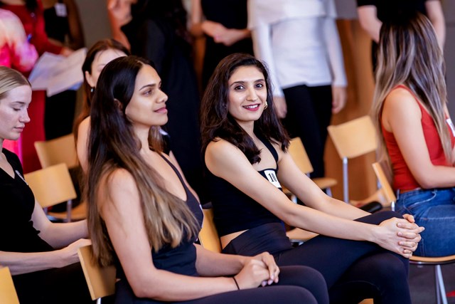 Đ&ocirc;ng đảo d&agrave;n si&ecirc;u mẫu quốc tế chờ đợi đến lượt casting &aacute;o d&agrave;i Việt, sự chuy&ecirc;n nghiệp v&agrave; h&agrave;o hứng của d&agrave;n si&ecirc;u mẫu như tiếp th&ecirc;m lửa cho những người thực hiện chương tr&igrave;nh.