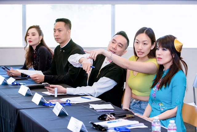 Trước số lượng si&ecirc;u mẫu đ&ocirc;ng đảo, năng lực đồng đều v&agrave; những y&ecirc;u cầu cao của NTK Đỗ Trịnh Ho&agrave;i Nam, những th&agrave;nh vi&ecirc;n BGK như Mai Thu Trang, Đạo diễn Quang T&uacute;,... phải thảo luận rất nhiều để đưa đến kết quả tốt nhất.