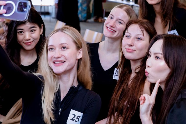 Trong l&uacute;c chờ đợi đến lượt casting, những si&ecirc;u mẫu quốc tế h&agrave;o hứng check in chia sẻ khoảnh khắc tham dự casting model của NTK Đỗ Trịnh Ho&agrave;i Nam tại sự kiện kỷ niệm 10 năm ng&agrave;y &Aacute;o D&agrave;i Việt Nam tại San Jose, California USA.