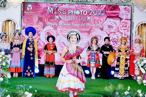 C&aacute;c th&iacute; sinh Miss Photo Cao Bằng tự tin tr&igrave;nh diễn tr&ecirc;n s&acirc;n khấu