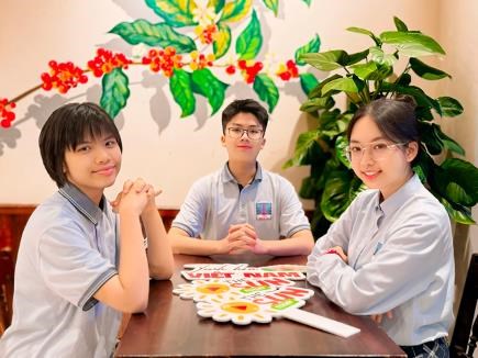 C&aacute;c th&agrave;nh vi&ecirc;n nh&oacute;m The Sun Today. Từ tr&aacute;i qua phải: Nguyễn Hương Tr&agrave; My &ndash; Lưu Minh Kh&ocirc;i &ndash; Đặng An Phương