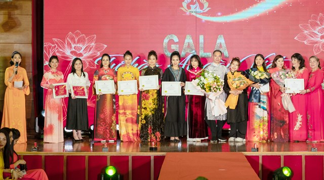 C&aacute;c NTK c&ugrave;ng kh&aacute;ch mời v&agrave; Nh&agrave; t&agrave;i trợ chương tr&igrave;nh