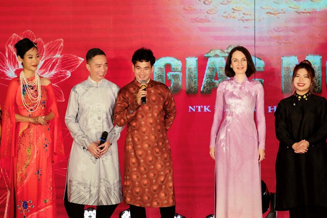 NSƯT Xu&acirc;n Bắc chia sẻ tại chương tr&igrave;nh

Phu nh&acirc;n Đại sứ Nga chia sẻ cảm nghĩ về &aacute;o d&agrave;i v&agrave; chương tr&igrave;nh