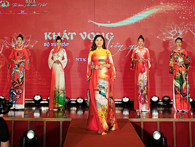 NTK &Uacute;t Hương với BST Kh&aacute;t vọng miền qu&ecirc;

NTK Kim Oanh với BST Li&ecirc;n Hoa