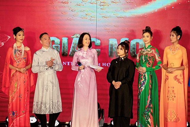 Phu nh&acirc;n Đại sứ Nga chia sẻ cảm nghĩ về &aacute;o d&agrave;i v&agrave; chương tr&igrave;nh