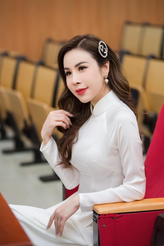 Ho&agrave;ng Dung tại buổi khai giảng lớp nghi&ecirc;n cứu sinh của Học viện T&agrave;i ch&iacute;nh