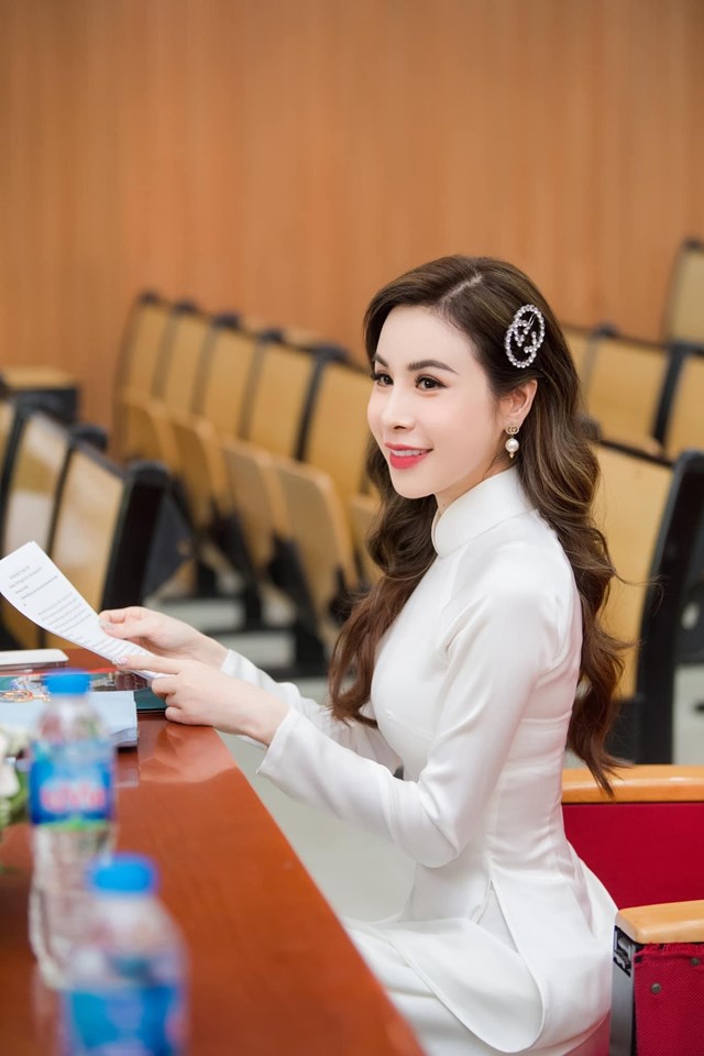 Ho&agrave;ng Dung tại buổi khai giảng lớp nghi&ecirc;n cứu sinh của Học viện T&agrave;i ch&iacute;nh

Ho&agrave;ng Dung tại buổi khai giảng lớp nghi&ecirc;n cứu sinh của Học viện T&agrave;i ch&iacute;nh