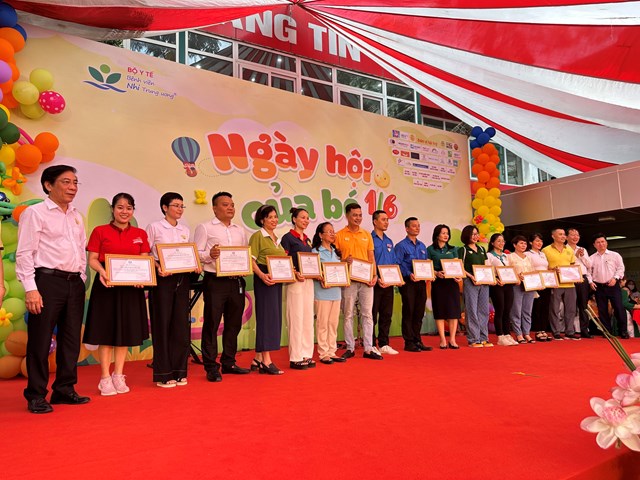 Richy v&agrave; c&aacute;c đơn vị t&agrave;i trợ nhận thư cảm ơn của Bệnh viện Nhi Trung ương