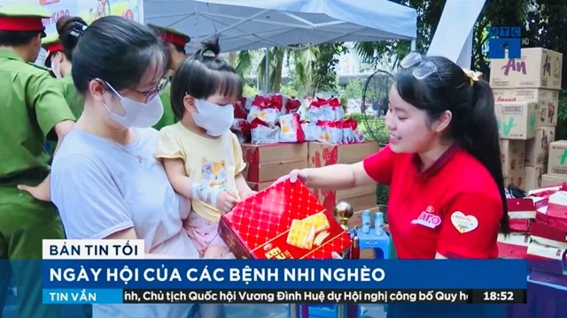 Bản tin tối VTC1 đưa tin về hoạt động ph&aacute;t qu&agrave; của Richy (ảnh chụp m&agrave;n h&igrave;nh)