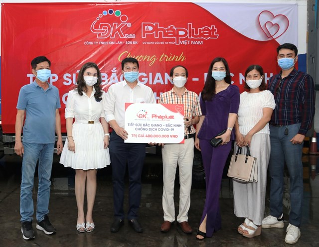 B&agrave; V&otilde; Thị Liễu Tr&acirc;m - Tổng gi&aacute;m đốc C&ocirc;ng ty TNHH Kim L&acirc;m trao qu&agrave; cho đại diện của B&aacute;o PLVN trong chương tr&igrave;nh đồng h&agrave;nh chống Covid -19 cho tỉnh Bắc Giang v&agrave; Bắc Ninh. &nbsp;