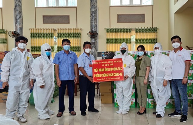 Đo&agrave;n từ thiện của B&aacute;o PLVN đại diện cho doanh nghiệp trao tận tay cho đại diện của x&atilde; Song Kh&ecirc; - Tp. Bắc Giang.