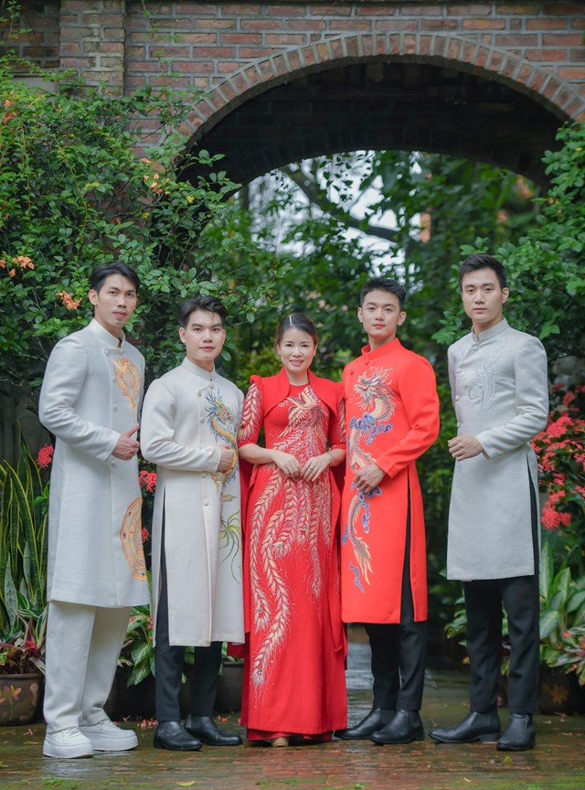 Người mẫu của JP Boys Model trong trang phục &aacute;o d&agrave;i Ntk Ho&agrave;ng Ly, NTK Ho&agrave;ng Ly đứng giữa.