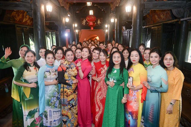 Ca sĩ, diễn vi&ecirc;n, doanh nh&acirc;n, ntk chụp h&igrave;nh lưu niệm.