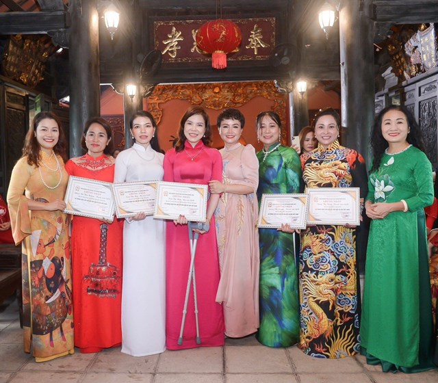 Thạc sĩ Nguyễn Thị Minh Thu - Ph&oacute; Viện trưởng Viện Nghi&ecirc;n cứu v&agrave; Đ&agrave;o tạo doanh nh&acirc;n APEC v&agrave; Diễn vi&ecirc;n Ho&agrave;ng Yến trao chứng nhận cho c&aacute;c NTK.