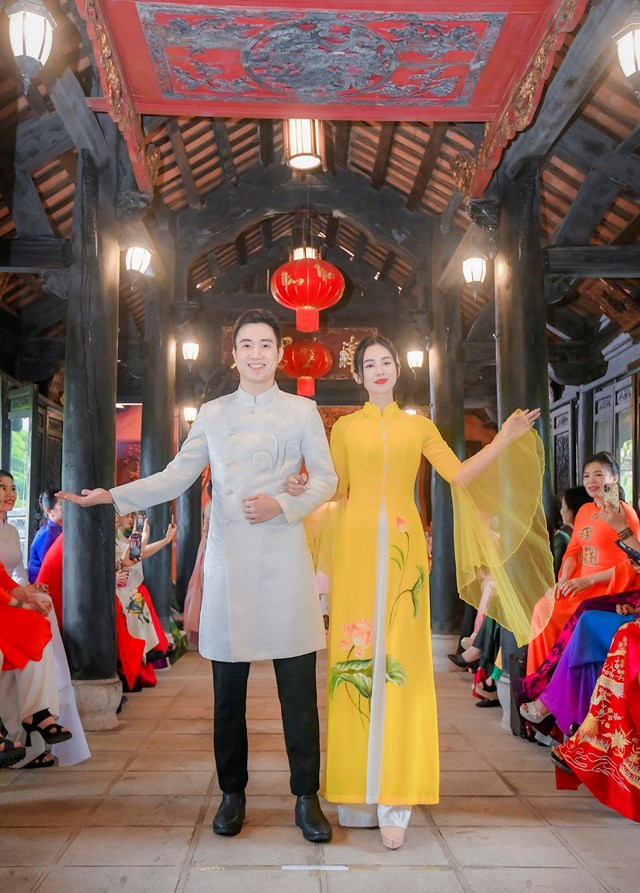 Nh&oacute;m JP Boys Model tr&igrave;nh diễn bộ sưu tập Sen Việt của Ntk Ho&agrave;ng Ly.