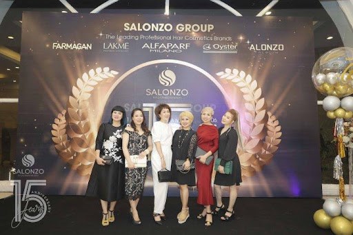 Nhiều NTMT nổi tiếng Việt Nam đ&atilde; đến chia vui với Salonzo.