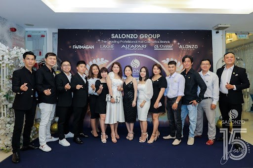 To&agrave;n thể c&aacute;n bộ nh&acirc;n vi&ecirc;n C&ocirc;ng ty Cổ phần Mỹ phẩm Salonzo (chi nh&aacute;nh miền Nam)