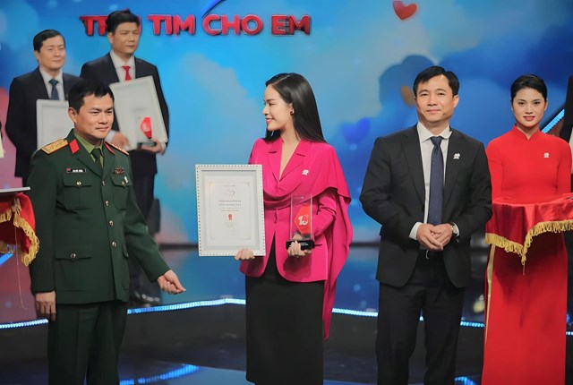 ThS.MC Giang Hồng: Hơn 1 thập kỷ l&#224;m chủ s&#226;n khấu - Ảnh 8