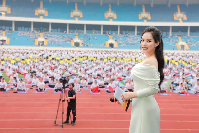 ThS.MC Giang Hồng: Hơn 1 thập kỷ l&#224;m chủ s&#226;n khấu - Ảnh 6