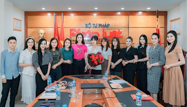 MC Giang Hồng trong chương tr&igrave;nh tập huấn với B&aacute;o Ph&aacute;p luật Việt Nam.