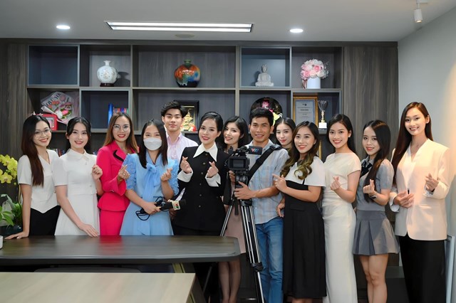 ThS.MC Giang Hồng: Hơn 1 thập kỷ l&#224;m chủ s&#226;n khấu - Ảnh 3