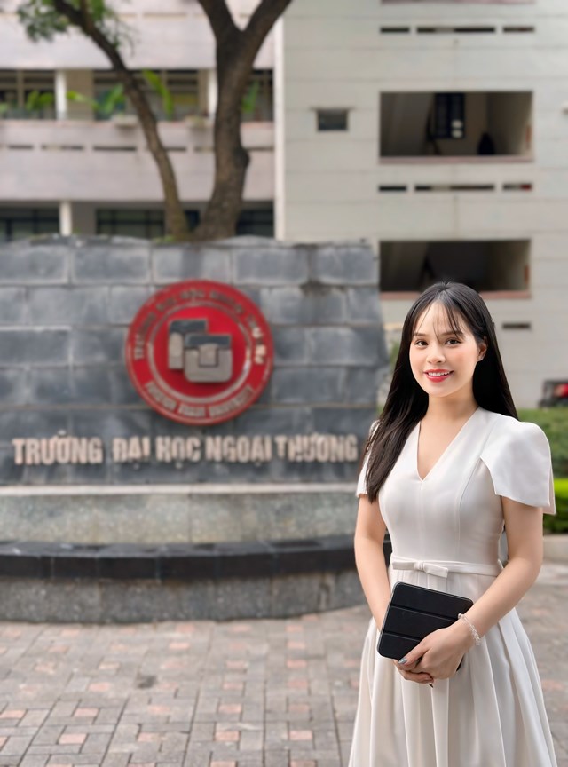 ThS.MC Giang Hồng: Hơn 1 thập kỷ l&#224;m chủ s&#226;n khấu - Ảnh 1