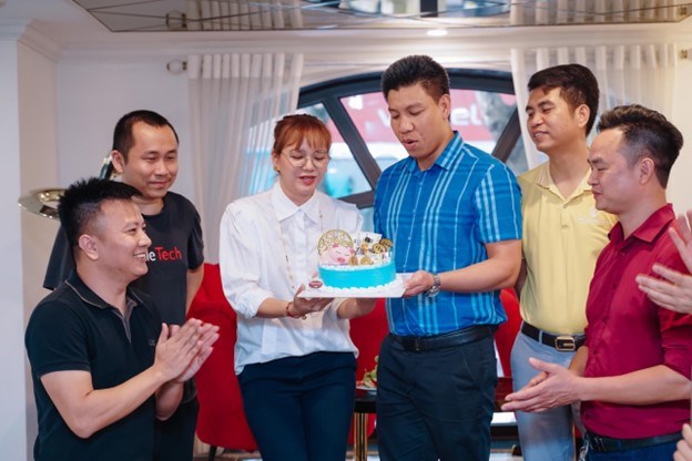 CLB CEO 1983 tổ chức sinh nhật cho c&aacute;c th&agrave;nh vi&ecirc;n.