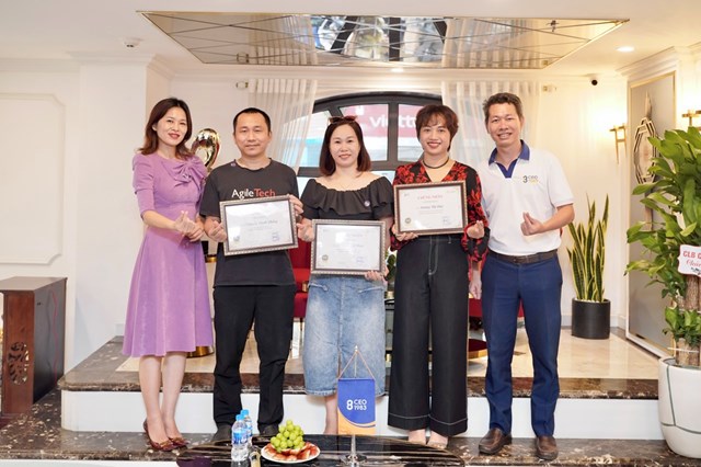 CEO L&ecirc; Dung - Chủ tịch CLB CEO 1983 trao chứng nhận cho th&agrave;nh vi&ecirc;n mới gia nhập

C&aacute;c th&agrave;nh vi&ecirc;n CLB CEO 1983 v&agrave; c&aacute;c kh&aacute;ch mời chụp ảnh lưu niệm.