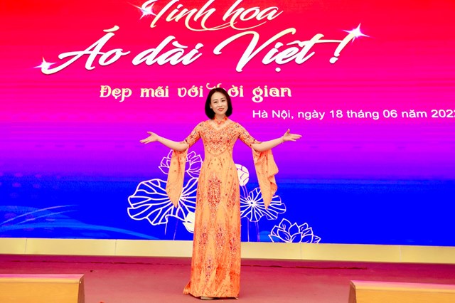 B&agrave; Trần Cẩm V&acirc;n - Chủ tịch c&ocirc;ng đo&agrave;n bệnh viện Da Liễu Trung Ương