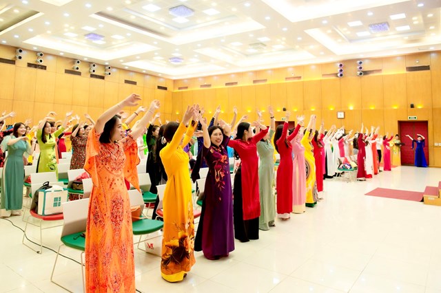 Chương tr&igrave;nh gi&uacute;p c&aacute;c đo&agrave;n vi&ecirc;n c&ocirc;ng đo&agrave;n kết nối, gần gũi nhau hơn, ph&aacute; tan khoảng c&aacute;ch ngoại giao.