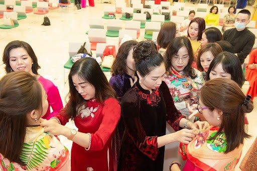 NTK V&acirc;n Navi hướng dẫn c&aacute;c nữ b&aacute;c sỹ mix khăn với &aacute;o d&agrave;i