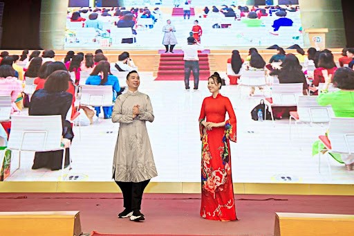 NTK Đỗ Trịnh Ho&agrave;i Nam c&ugrave;ng NTK Thoa Trần hướng dẫn c&aacute;ch tạo d&aacute;ng chụp h&igrave;nh l&agrave;m đẹp từ b&ecirc;n trong t&acirc;m hồn