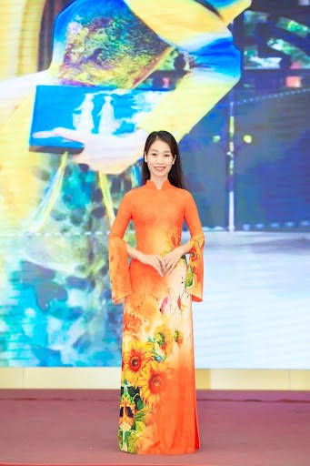 NTK Huyền Nguyễn hướng dẫn thị phạm c&aacute;c b&aacute;c sỹ tạo d&aacute;ng trước ống k&iacute;nh