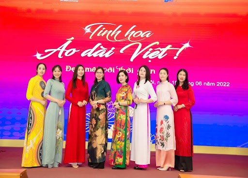C&aacute;c đo&agrave;n vi&ecirc;n c&ocirc;ng đo&agrave;n, người lao động đang c&ocirc;ng t&aacute;c tại khối c&aacute;c bệnh viện tại chương tr&igrave;nh &ldquo;Tinh hoa &Aacute;o d&agrave;i Việt - Đẹp m&atilde;i với thời gian&rdquo; tự tin khoe t&agrave; &aacute;o d&agrave;i