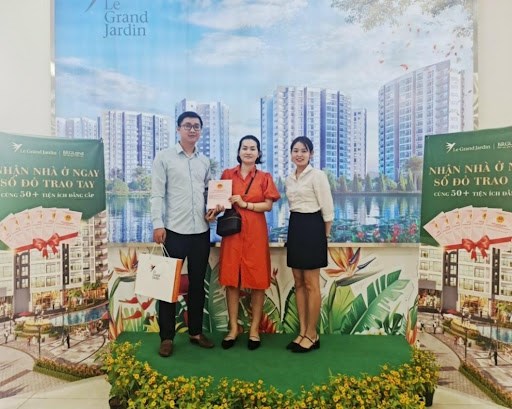 Kh&aacute;ch h&agrave;ng vui mừng nhận giấy chứng nhận quyền sở hữu căn hộ&nbsp;tại tổ hợp chung cư Le Grand Jardin&nbsp;&nbsp;