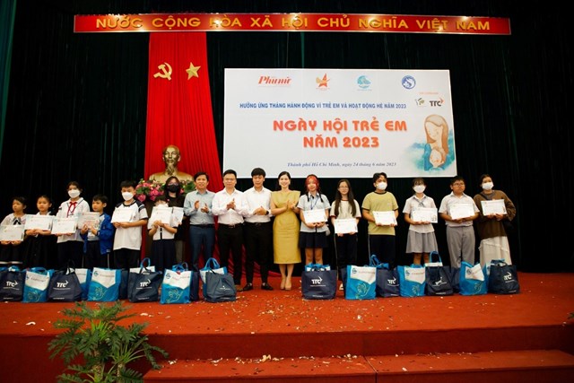 Doanh nh&acirc;n Ho&agrave;ng Hữu Thắng hưởng ứng th&aacute;ng h&agrave;nh động v&igrave; trẻ em v&agrave; hoạt động h&egrave; năm 2023 tại Th&agrave;nh phố Hồ Ch&iacute; Minh.
