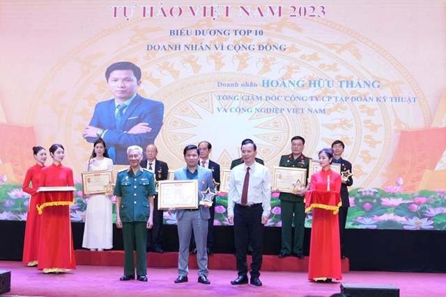 Doanh nh&acirc;n Ho&agrave;ng Hữu Thắng nhận bằng khen v&agrave; Kỷ niệm chương trong Chương tr&igrave;nh Tự h&agrave;o Việt Nam biểu dương top 10 &ldquo;Doanh nh&acirc;n v&igrave; cộng đồng&rdquo;.