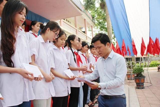 Doanh nh&acirc;n Ho&agrave;ng Hữu Thắng rất t&iacute;ch cực tham gia c&aacute;c hoạt động v&igrave; cộng đồng, an sinh x&atilde; hội.