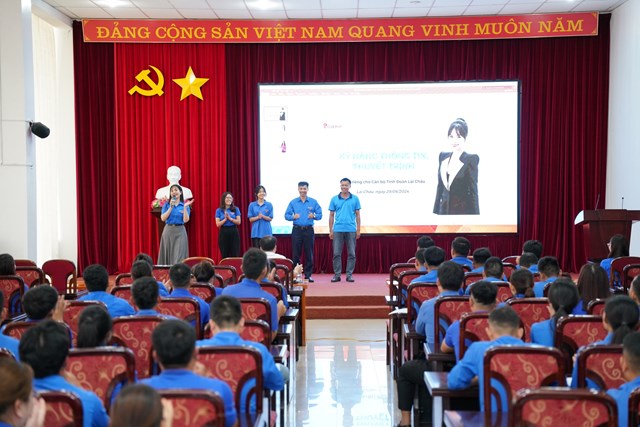 MC Giang Hồng hướng dẫn cho từng th&agrave;nh vi&ecirc;n c&aacute;c đội &nbsp;